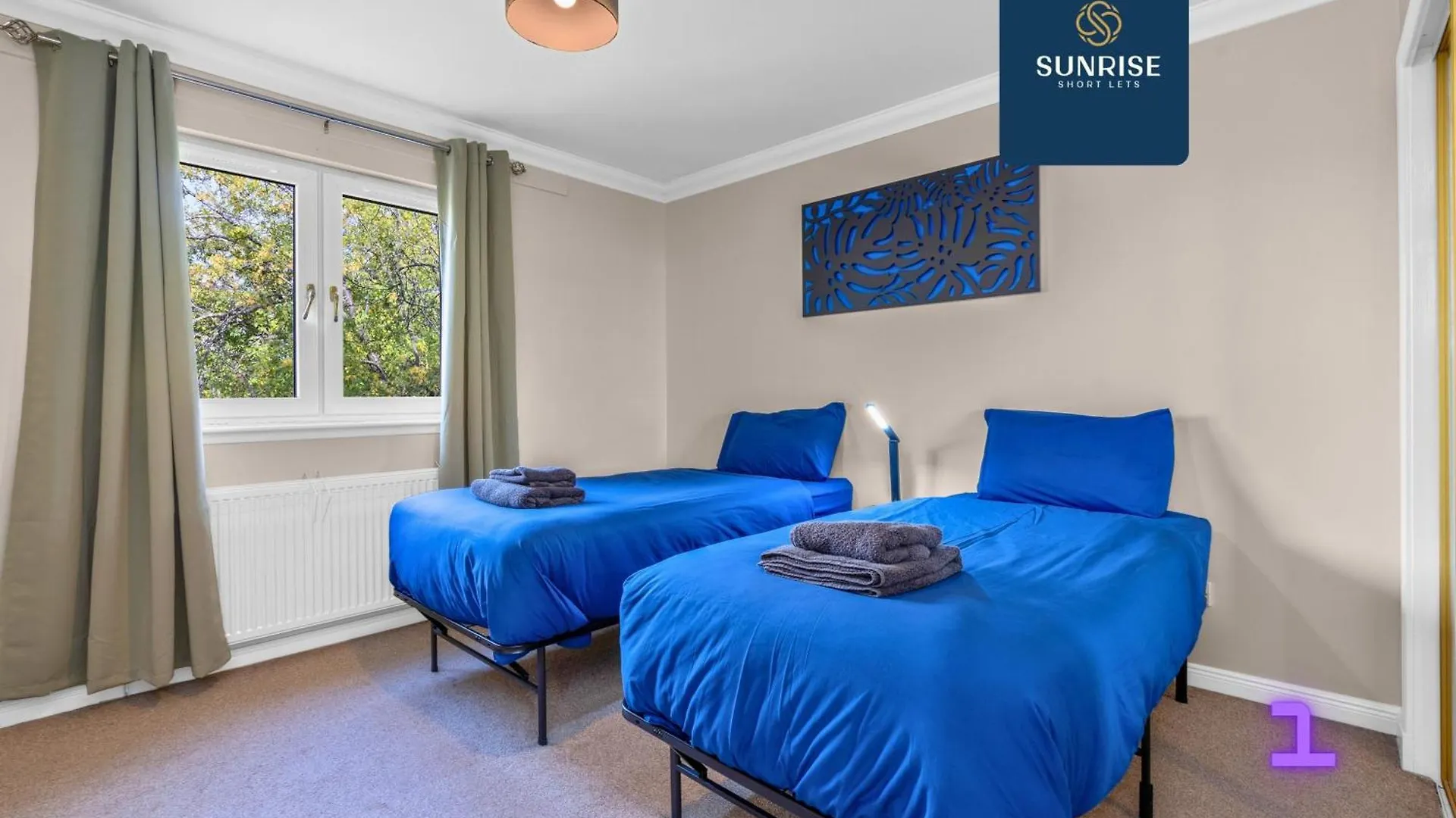 Holiday home Muirton House 2 - Sleeps 8 Has 4 Twin Bedrooms With 4 Car Driveway, 2 Bathrooms, Smart Tv, Fully Equipped Kitchen, Large Dining And Living Space, Rear Garden, Free Wifi, Long Stays, Invoice And Reduced Price Only Via Sunrise Short Lets Dundee
