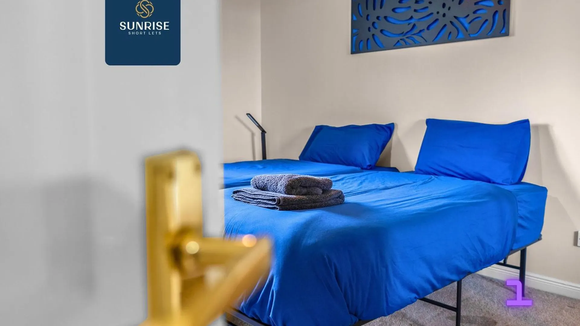 Muirton House 2 - Sleeps 8 Has 4 Twin Bedrooms With 4 Car Driveway, 2 Bathrooms, Smart Tv, Fully Equipped Kitchen, Large Dining And Living Space, Rear Garden, Free Wifi, Long Stays, Invoice And Reduced Price Only Via Sunrise Short Lets Dundee