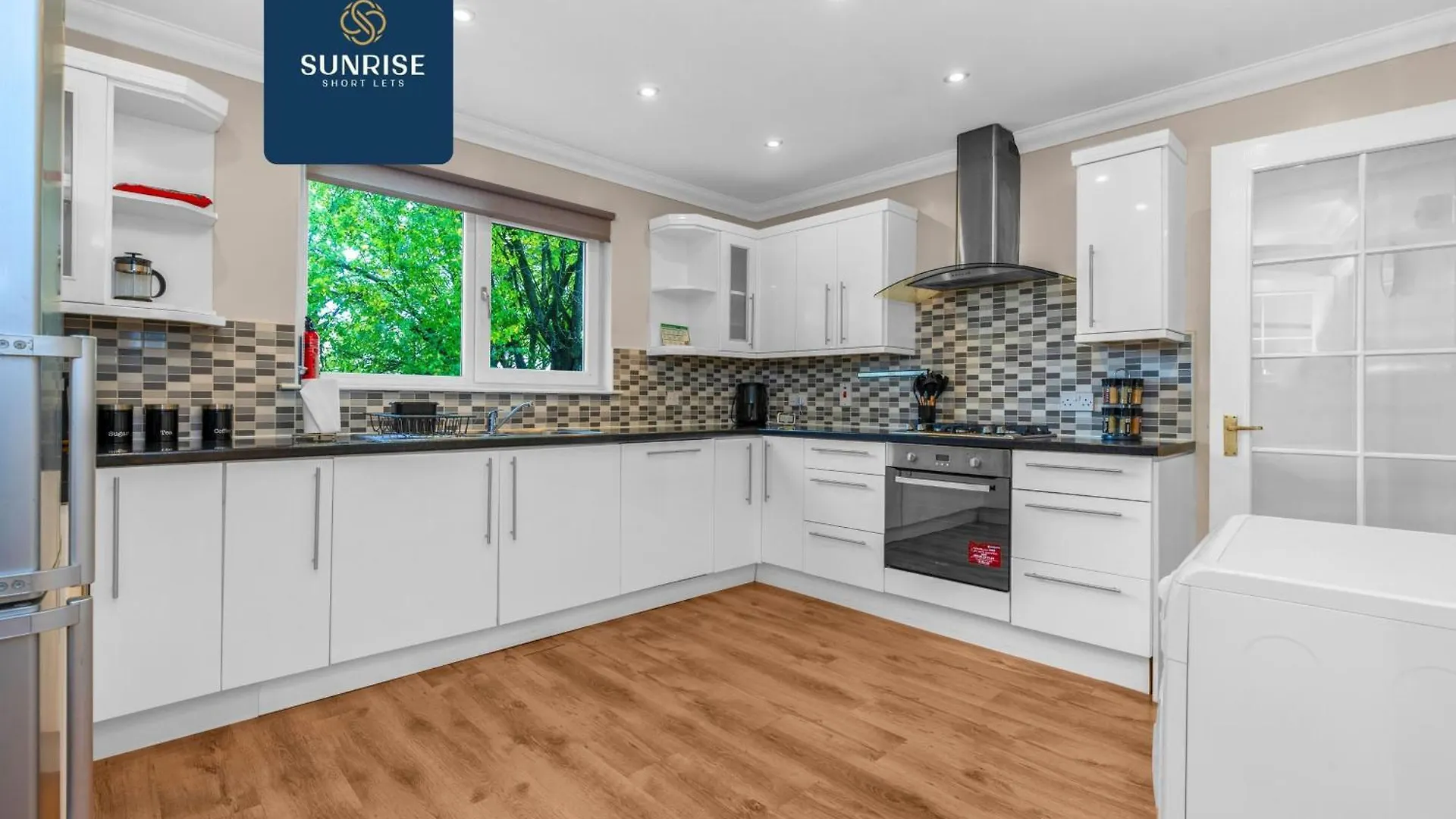 Holiday home Muirton House 2 - Sleeps 8 Has 4 Twin Bedrooms With 4 Car Driveway, 2 Bathrooms, Smart Tv, Fully Equipped Kitchen, Large Dining And Living Space, Rear Garden, Free Wifi, Long Stays, Invoice And Reduced Price Only Via Sunrise Short Lets Dundee