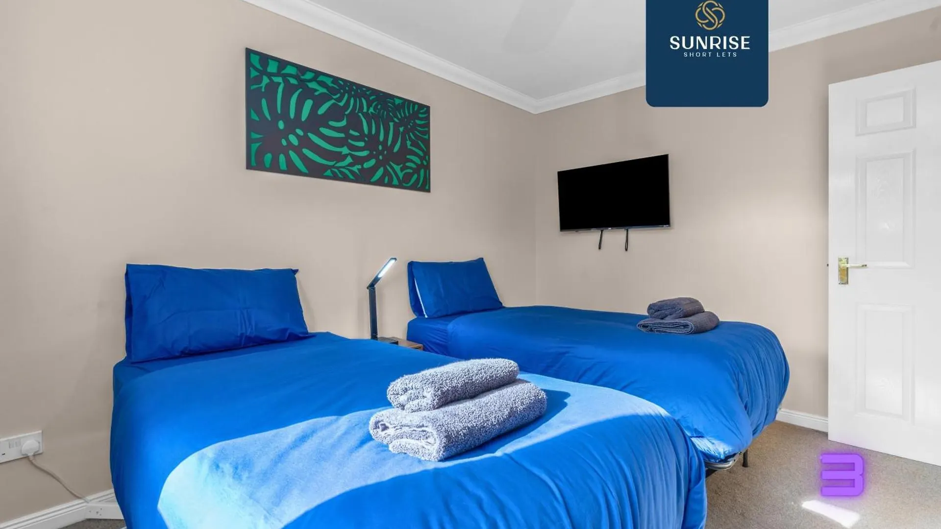 Holiday home Muirton House 2 - Sleeps 8 Has 4 Twin Bedrooms With 4 Car Driveway, 2 Bathrooms, Smart Tv, Fully Equipped Kitchen, Large Dining And Living Space, Rear Garden, Free Wifi, Long Stays, Invoice And Reduced Price Only Via Sunrise Short Lets Dundee United Kingdom