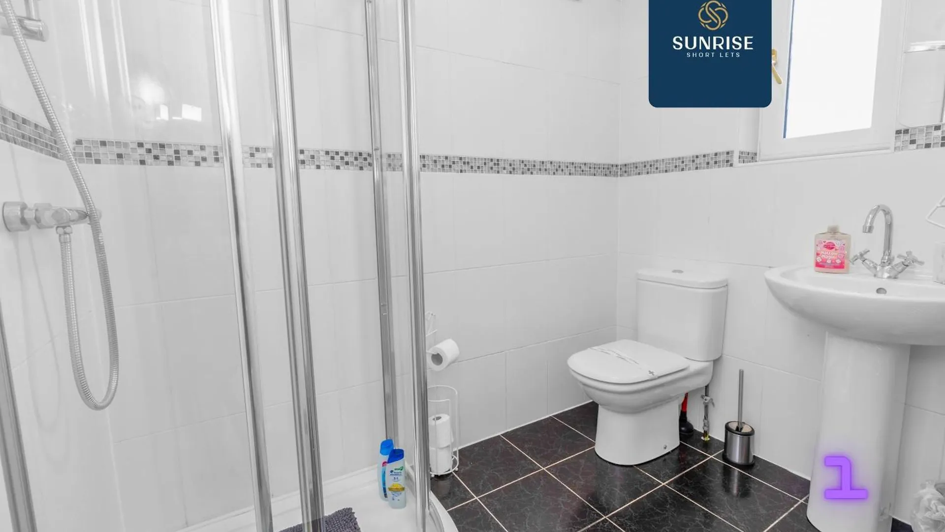 Muirton House 2 - Sleeps 8 Has 4 Twin Bedrooms With 4 Car Driveway, 2 Bathrooms, Smart Tv, Fully Equipped Kitchen, Large Dining And Living Space, Rear Garden, Free Wifi, Long Stays, Invoice And Reduced Price Only Via Sunrise Short Lets Dundee
